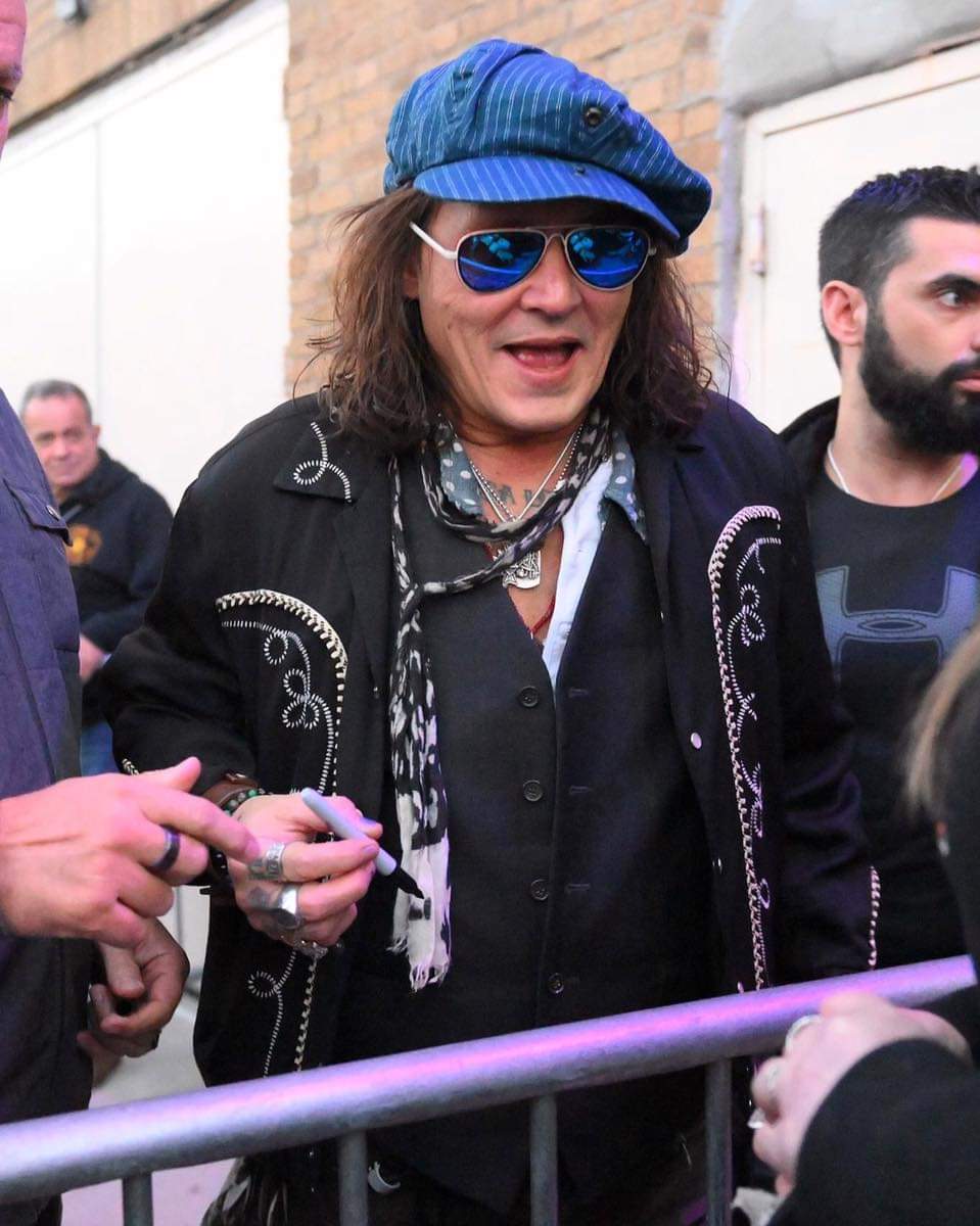 Bernardlinnoce1's tweet photo. Johnny Depp, si tu lui enlèves la barbe et la Moustache, c'est Régine 😂 https://t.co/dB2ZCEiL7H