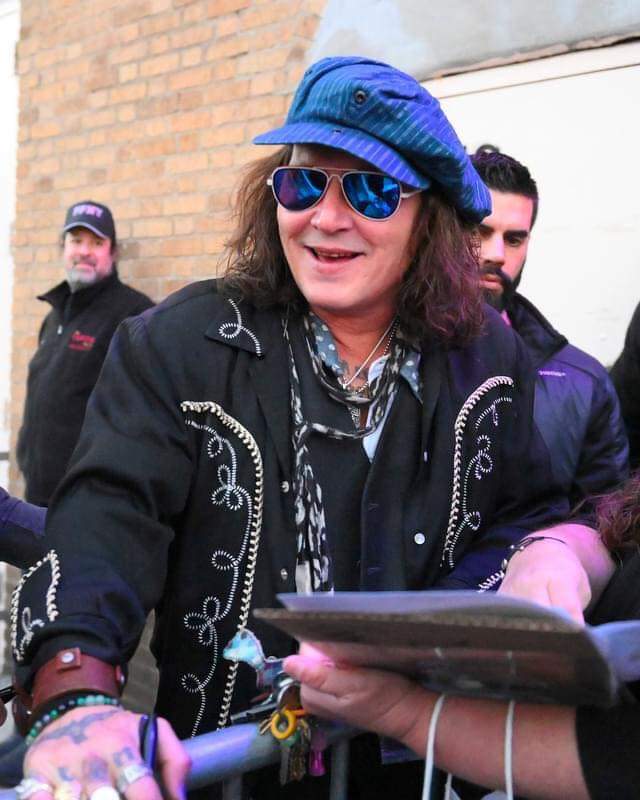 Bernardlinnoce1's tweet photo. Johnny Depp, si tu lui enlèves la barbe et la Moustache, c'est Régine 😂 https://t.co/dB2ZCEiL7H