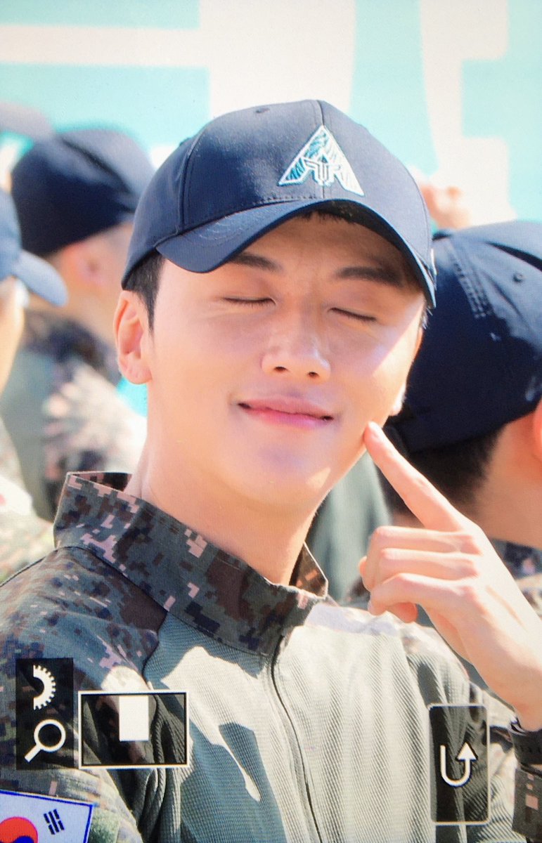 ShineB_1123's tweet photo. 221012 #SF9 #영빈 #YOUNGBIN #ヨンビン @SF9official

빡빡이돼도 볼콕해주는 아이돌군인 어떤데 https://t.co/kx3xFRxI55