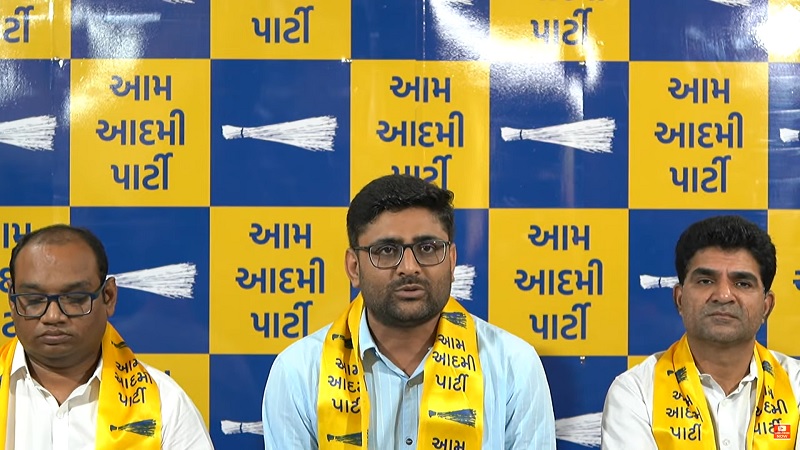 GujaratTak's tweet photo. પોલીસે ગ્રેડ પે આંદોલન કર્યું ત્યારે ખુદ પોલીસ પર પણ ખોટી એફ આઈ આર કરી બદલી કરી અથવા જેલમાં પૂરવાનું કામ કર્યું: ગોપાલ ઇટાલીયા
#gopalitalia #GujaratElections2022 #GujaratPolitics #AAPGujarat #PoliceGradePay https://t.co/EStof0YDUV