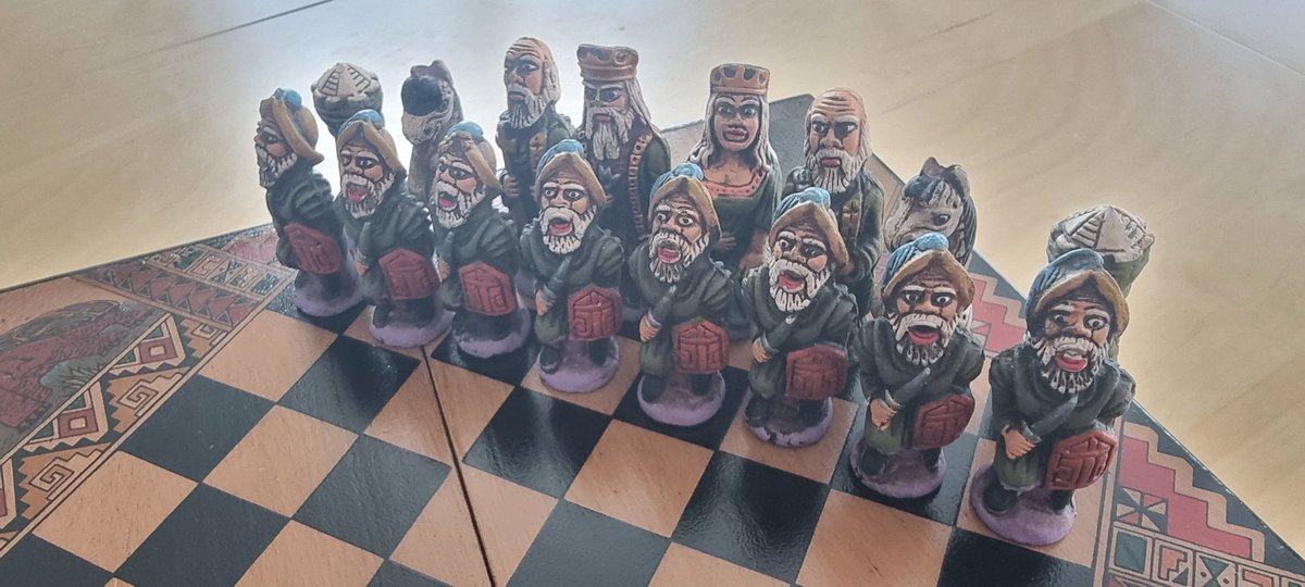 KRLS's tweet photo. La partida original va acabar en genocidi. En aquesta, d'un tauler que m'han regalat de l'Amèrica del Sud, els pobles originaris derroten els conqueridors. Avui no tenen res a celebrar i molt a reclamar. La monarquia espanyola hi té un deute pendent que mai no paga. https://t.co/muJpR7iy0T