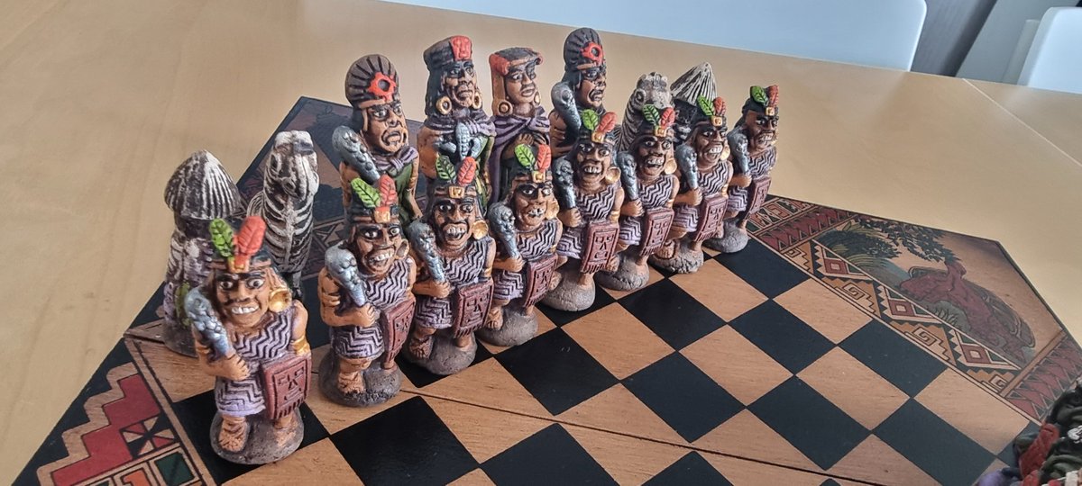KRLS's tweet photo. La partida original va acabar en genocidi. En aquesta, d'un tauler que m'han regalat de l'Amèrica del Sud, els pobles originaris derroten els conqueridors. Avui no tenen res a celebrar i molt a reclamar. La monarquia espanyola hi té un deute pendent que mai no paga. https://t.co/muJpR7iy0T