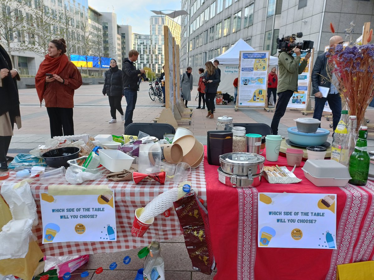 Join us outside the @Europarl_EN Esplanade to learn about why #reuse is so important, for planet and people 🌍 Single-use plastics or a reuse revolution: which side of the table will you take? #Wechoosereuse