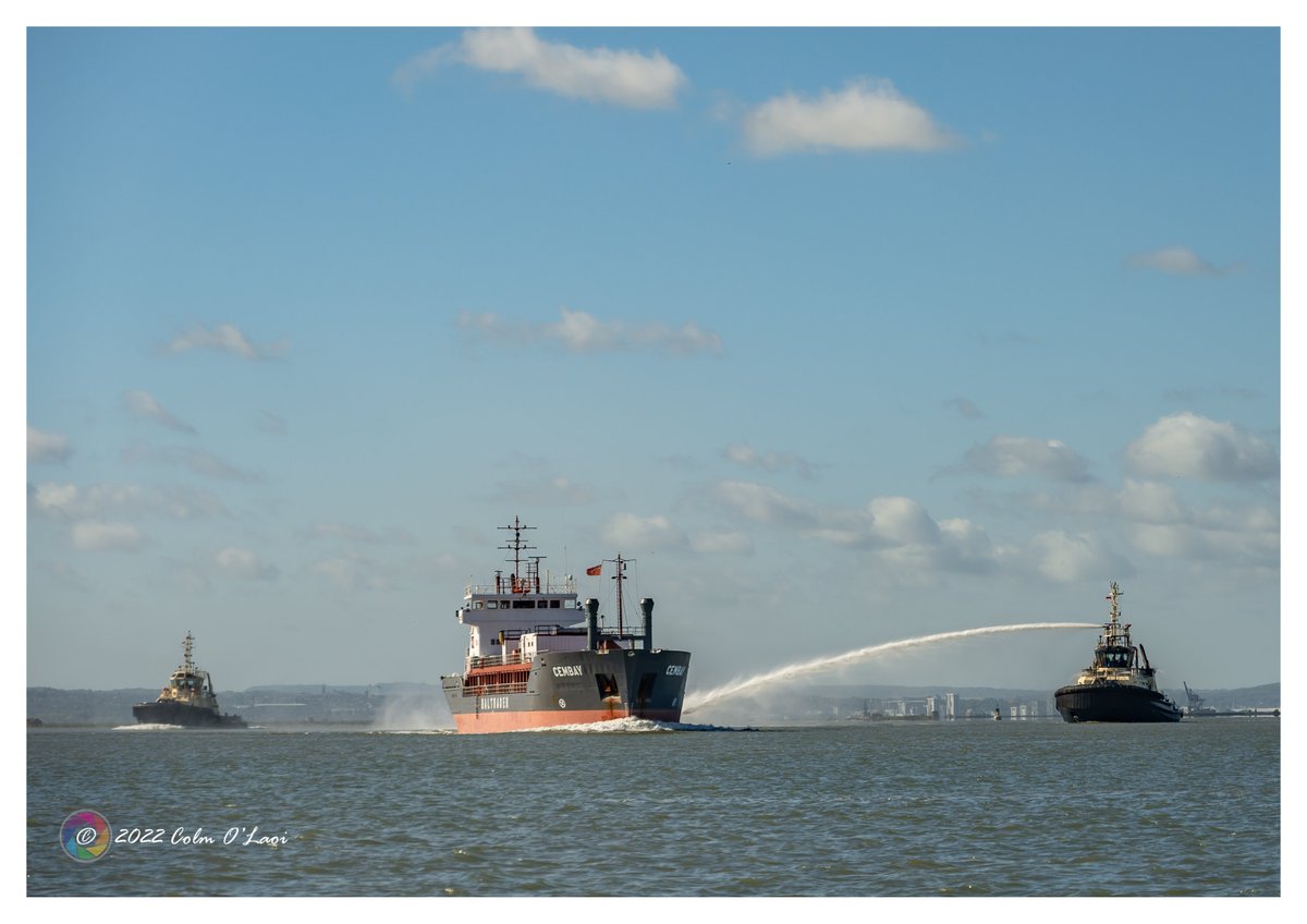 virtualcolm's tweet photo. Svitzer Ramsey and MV Cembal on the Medway #Medway #tug #svitzer #SvitzerRamsey #Baltrader #Cembay #shipping #RiverMedway #Kent https://t.co/bvFJY9rGBt