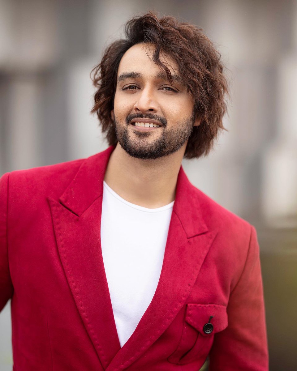 saurabhraajjain's tweet photo. Reds taking away the Blues!! 

#fashionfever #styleformen #sourabhraajjain #srj

https://t.co/mgEDucQ85K https://t.co/74BZfysceY