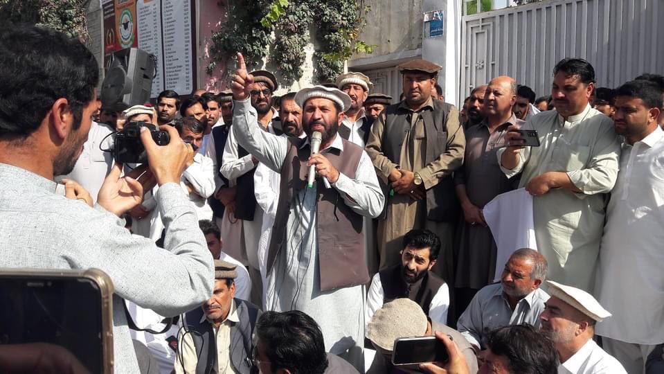 gabeeno's tweet photo. After 4 people were killed &amp; 10 injured in tribal clashes which continued till last night without any law and order in #Kurram .. the youth of both tribes gathered to rally saying #KurramWantsPeace 🕊️ 

#KurramRejectsViolence #KurramForPeace #PeaceForKurram #PeaceForPashtunkhwa https://t.co/e4BcrjQTcs