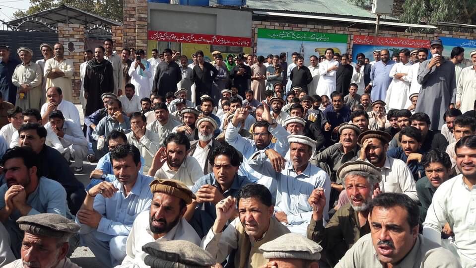 gabeeno's tweet photo. After 4 people were killed &amp; 10 injured in tribal clashes which continued till last night without any law and order in #Kurram .. the youth of both tribes gathered to rally saying #KurramWantsPeace 🕊️ 

#KurramRejectsViolence #KurramForPeace #PeaceForKurram #PeaceForPashtunkhwa https://t.co/e4BcrjQTcs