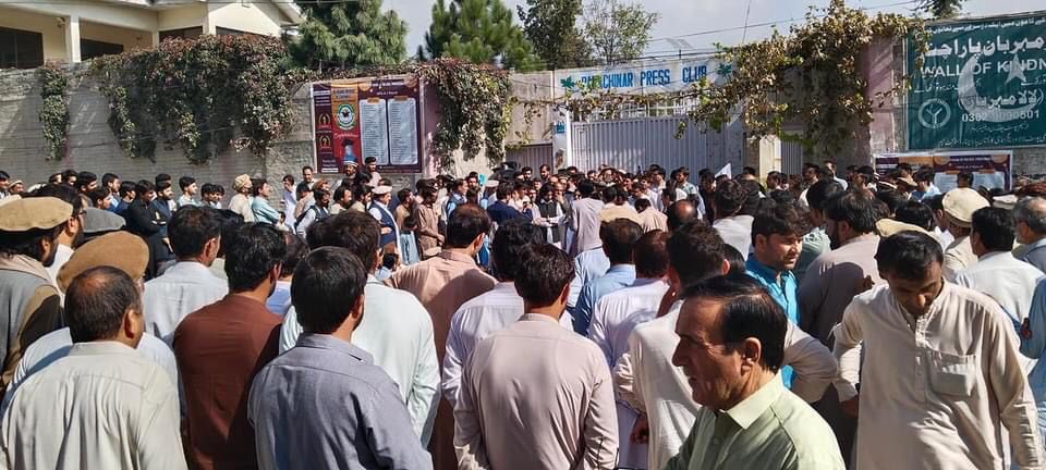 gabeeno's tweet photo. After 4 people were killed &amp; 10 injured in tribal clashes which continued till last night without any law and order in #Kurram .. the youth of both tribes gathered to rally saying #KurramWantsPeace 🕊️ 

#KurramRejectsViolence #KurramForPeace #PeaceForKurram #PeaceForPashtunkhwa https://t.co/e4BcrjQTcs