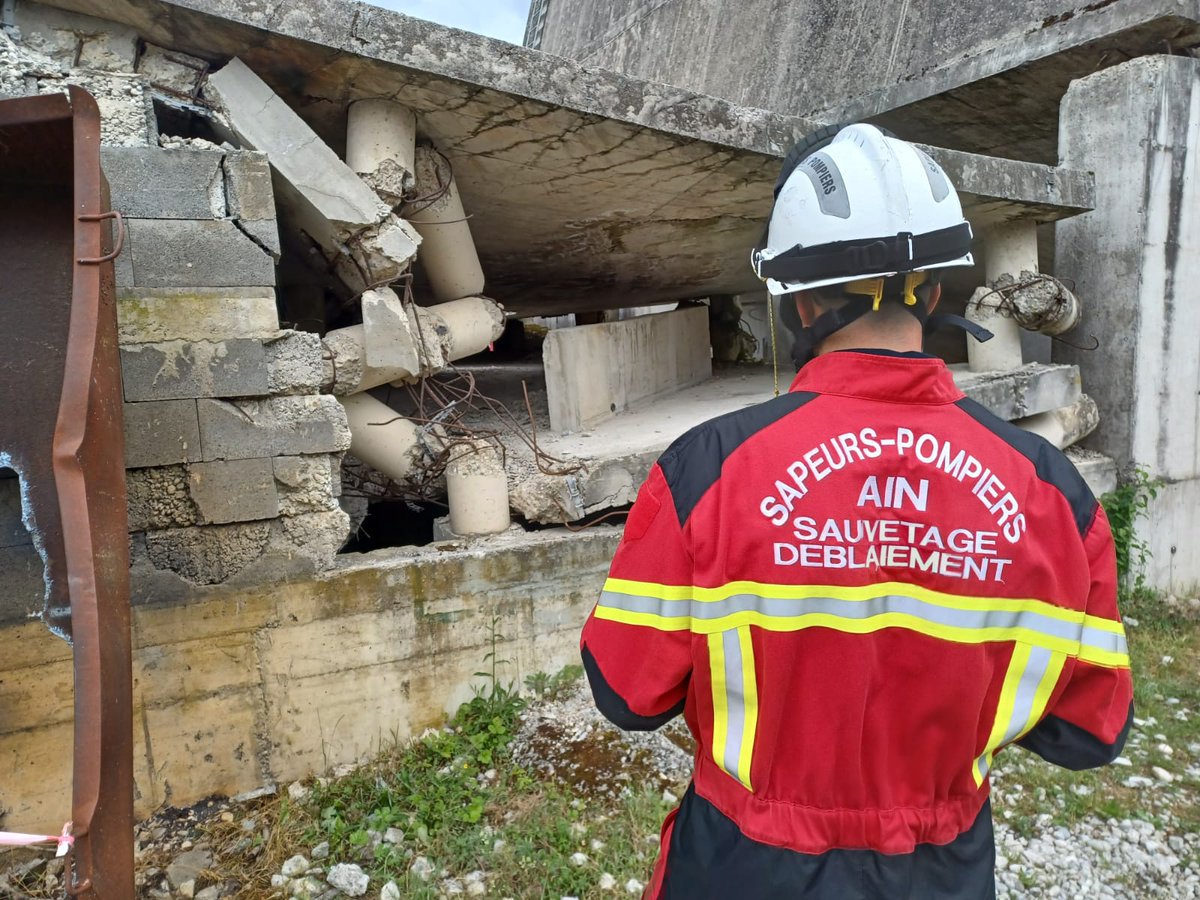 #NosSpécialités 🧑‍🚒Ils sont 7 510 sapeurs-pompiers spécialistes des opérations de sauvetage-déblaiement sur l'ensemble du territoire !
Ils peuvent notamment intervenir dans des bâtiments effondrés ou des terrains accidentés pour secourir des personnes coincées sous des décombres.