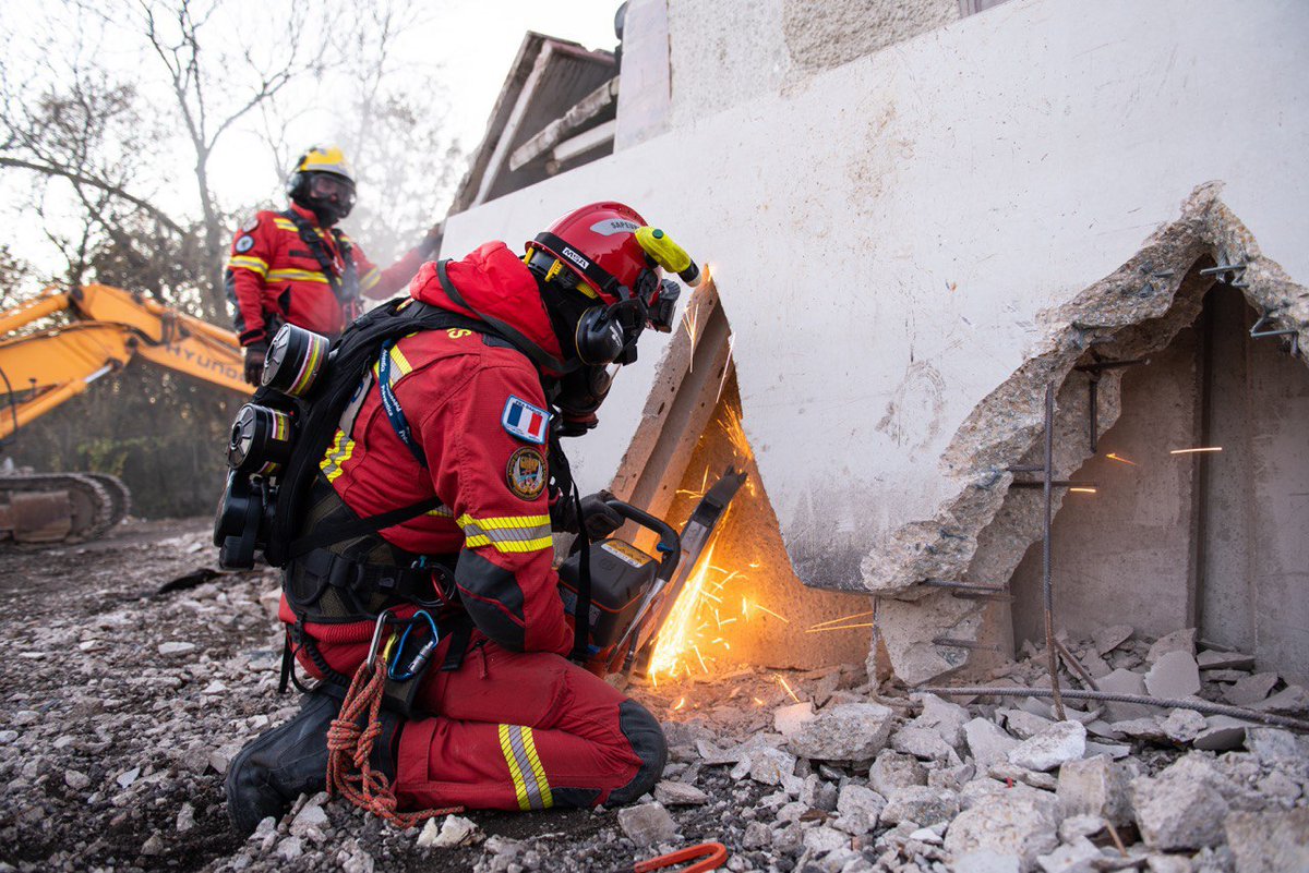 SecCivileFrance's tweet photo. #NosSpécialités 🧑‍🚒Ils sont 7 510 sapeurs-pompiers spécialistes des opérations de sauvetage-déblaiement sur l'ensemble du territoire !
Ils peuvent notamment intervenir dans des bâtiments effondrés ou des terrains accidentés pour secourir des personnes coincées sous des décombres. https://t.co/q7hGZa0i1e