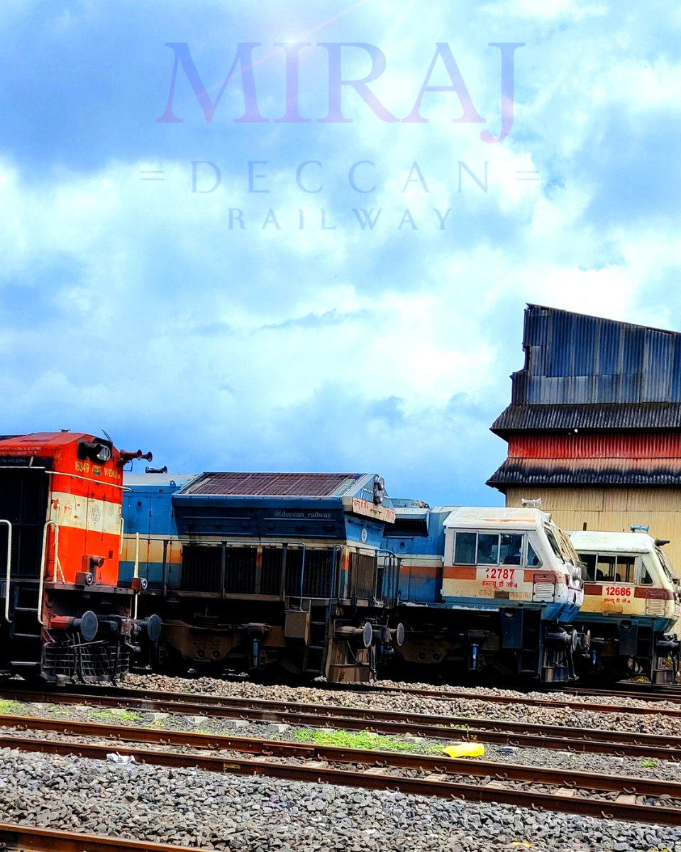 🚋🚂🚋 Beautifully lined Diesel Locomotives at #Miraj Junction yard.... 😍
🚦WDM3D Alco from #Pune  shed. 
🚦Pune sheds WDG4
🚦#Gooty WDG4 from #Guntakal Dvsn. 
🚦#Hubballi Sheds WDG4 in the last...