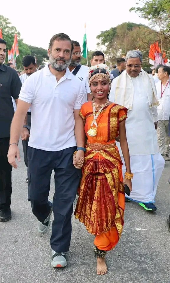 RahulBaba2024's tweet photo. 'दो हिंदुस्तान' नहीं हम एक हिंदुस्तान बनाएंगे, जहां सब बराबर हों, युवाओं के पास रोज़गार हो, दो वक़्त की रोटी के लिए कोई तरसे न, आपसी भाईचारा हो, अमन और शांति हो, महिलाएं सुरक्षित हों, किसान खुशहाल हों, हम हिंदुस्तान को मिलकर आगे बढ़ाएंगे। 

#BharatJodoYatra https://t.co/fWacbFEmbZ
