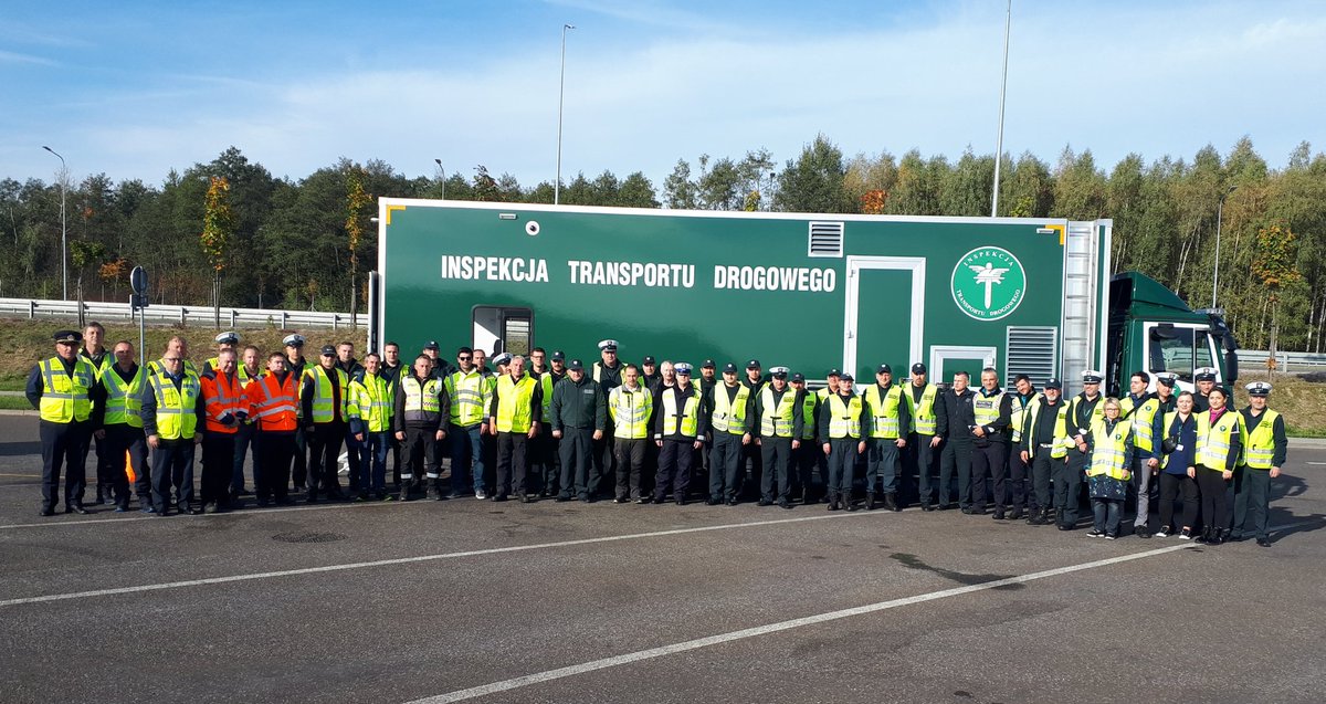 W Centralnym Ośrodku Szkolenia @ITD_gov w #Radom trwa ostatni dzień warsztatów międzynarodowych. Przedstawiciele służb kontroli transportu drogowego z 11 państw zrzeszonych w międzynarodowej organizacji Euro Contrôle Route, omawiają wyniki wspólnych kontroli pojazdów ciężarowych.