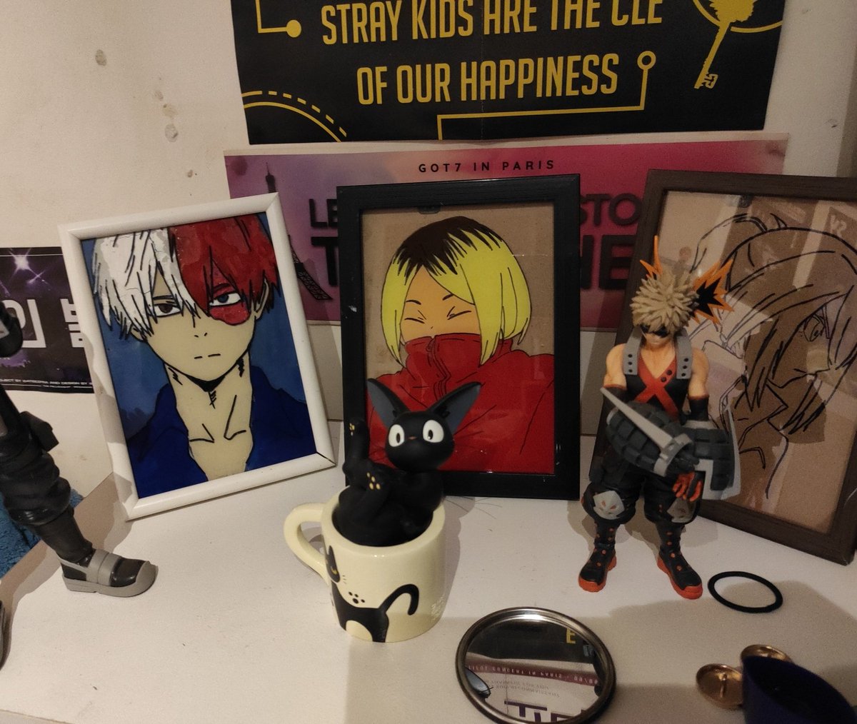 MXEXOCindy's tweet photo. Bonjour ! 

Après mûre et mur réflexion, j'ai enfin décidé de me lancer dans la création de peinture sur verre pour les fêtes de Noël.
Voici quelques-unes de mes créations sur le thème de la K-pop et des animés https://t.co/LV0I4a6YZR
