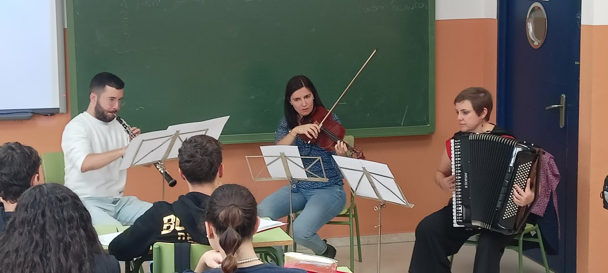 ramonroldanh's tweet photo. #12Oct 
Ayer en mi @iesamoreno  (#Brunete) celebramos el #DiadelaHispanidad con música y con mucha literatura. A América aún hay que descubrirla, y aún más quererla. Gracias, @AlumnxsAM, por vuestra fantástica demostración de cariño hacia todos los pueblos de Iberoamérica. https://t.co/8zUBz8nW04
