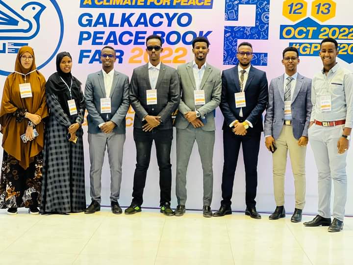 TheRoble4's tweet photo. Galkacyo set to host its second annual Peace Book Fair themed “A Climate for Peace”. The event is about to kick off.
Here are #GPBF supper organizers. They will make us proud, and put thier 8-8 sacriface.
#GPBF2022
#Gaalkacyo @UNSomalia @InterpeaceTweet @SomaliaPdrc https://t.co/Z8G1kEthOR