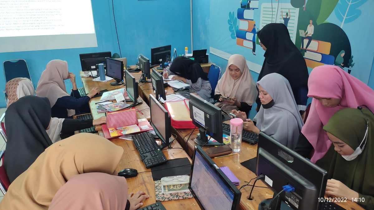 rumahgemilang's tweet photo. Santri @rumahgemilang @LAZALAZHAR kelas Tata Busana angkatan ke-27 belajar Pengenalan Internet, sebagai bagian dari pembelajaran di mata diklat @menuliskreatif. Dibantu teman-temannya dari kelas Aplikasi Perkantoran. Materi ini dibimbing Pak @osolihin https://t.co/P2ZLZ1yLYC