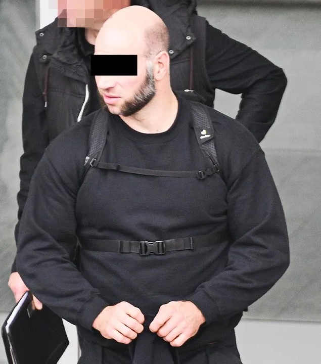 naziwatchdd's tweet photo. Laut Pressebericht: Sebastian Reiche sitzt in London in Untersuchungshaft. Ihm wird vorgeworfen vor dem Fußballspiel England - Deutschland mit rund 100 Hooligans ein englisches Pub angegriffen zu haben. Reiche droht nun Haft. Er ist ein bekannter Nazi aus #Dresden. 🧵 https://t.co/NmF3BmGVRd