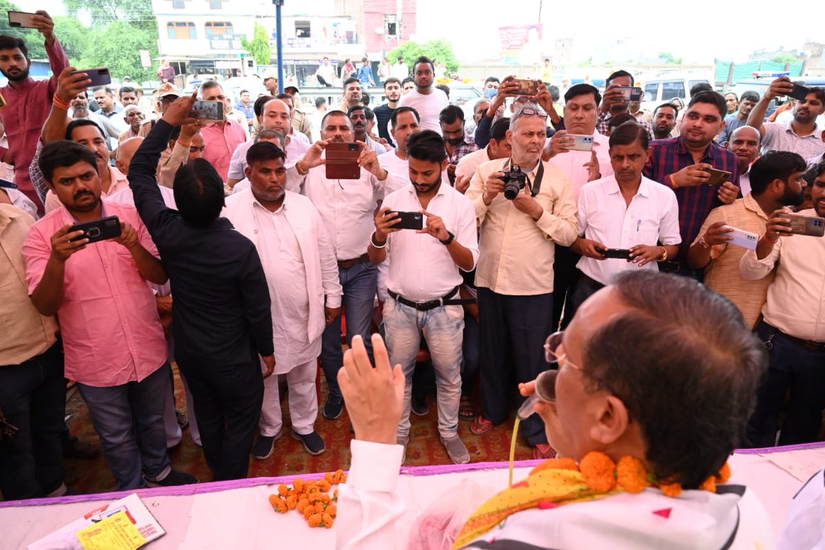 LG_ANI_DrDinesh's tweet photo. रनिया, कानपुर देहात में उ. प्र. उद्योग व्यापार मंडल द्वारा आयोजित मनोनीत कार्यक्रम में मुख्य अतिथि के रूप में सहभागिता की ।

@narendramodi @JPNadda @AmitShah @myogiadityanath @idharampalsingh @BJP4India @BJP4UP https://t.co/emMpDSdTVp