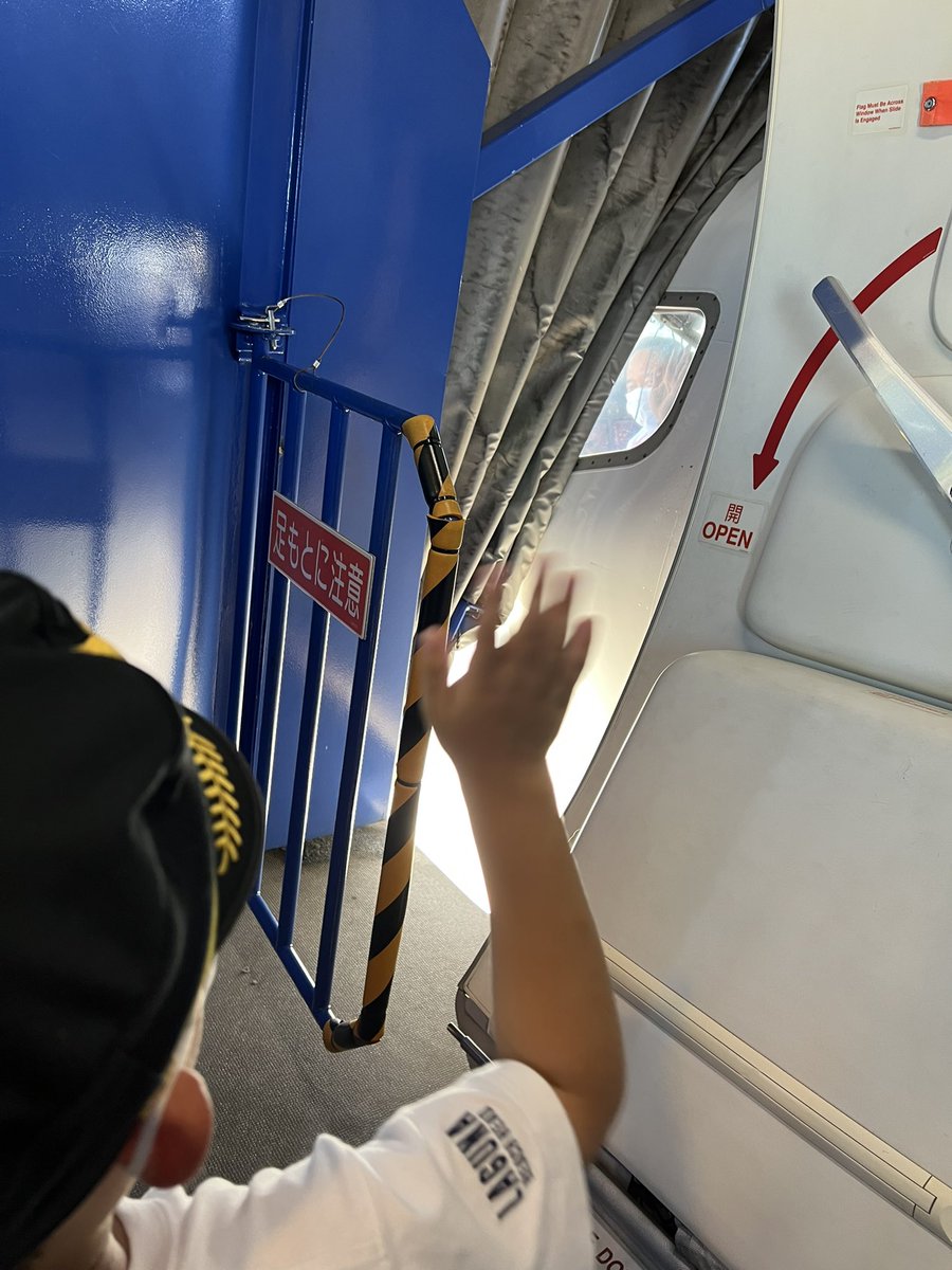 marusei336's tweet photo. バイバーイ！
JAL 3083便@中部国際空港 セントレア
JALの機長さん素敵です！ https://t.co/GTI7RN1tXd