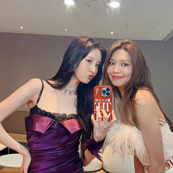 snsdfolder's tweet photo. Sooyoung and Seohyun #SooSeo https://t.co/9cM9cE9Roi