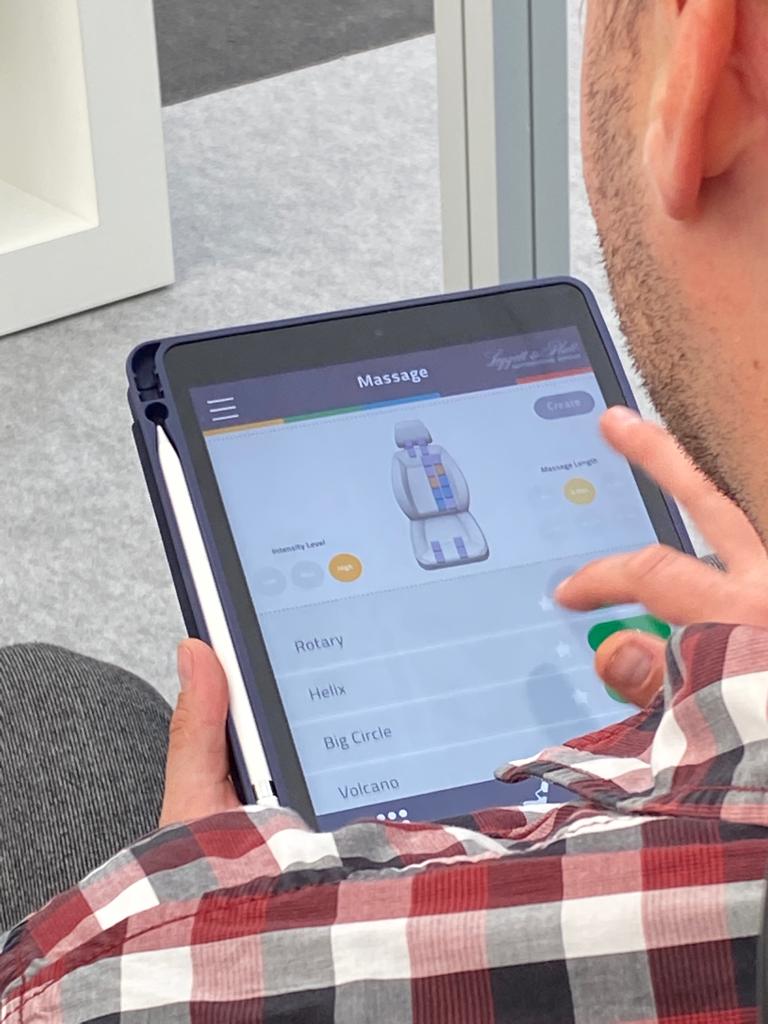 LeggettAuto's tweet photo. Day 2 at IZB (Hall 2, booth 2311). See how @HeikoStreck explains our premium advanced massage seat, which features app-controlled seat pneumatics. 

#IZB2022 #Wolfsburg #Automobilbranche #LeggettAuto #SeatingComfort https://t.co/1eZxuJ3Q3X