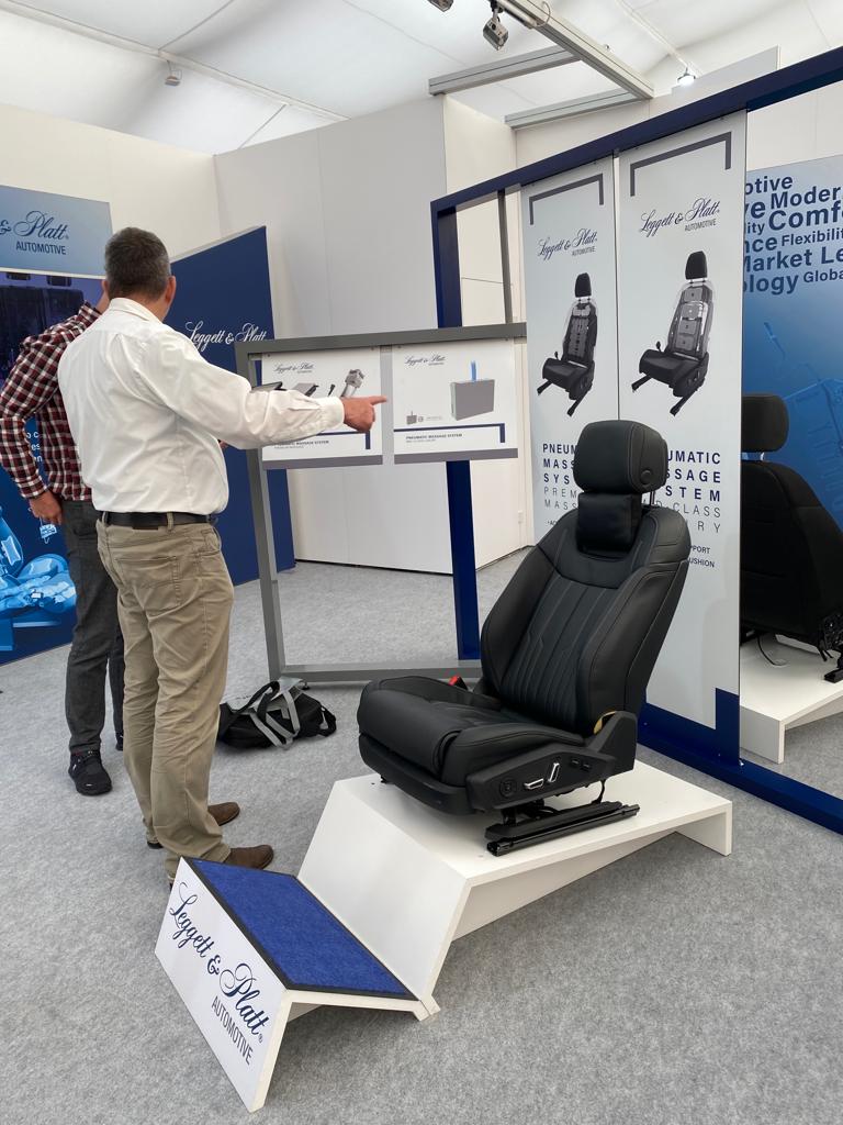 LeggettAuto's tweet photo. Day 2 at IZB (Hall 2, booth 2311). See how @HeikoStreck explains our premium advanced massage seat, which features app-controlled seat pneumatics. 

#IZB2022 #Wolfsburg #Automobilbranche #LeggettAuto #SeatingComfort https://t.co/1eZxuJ3Q3X