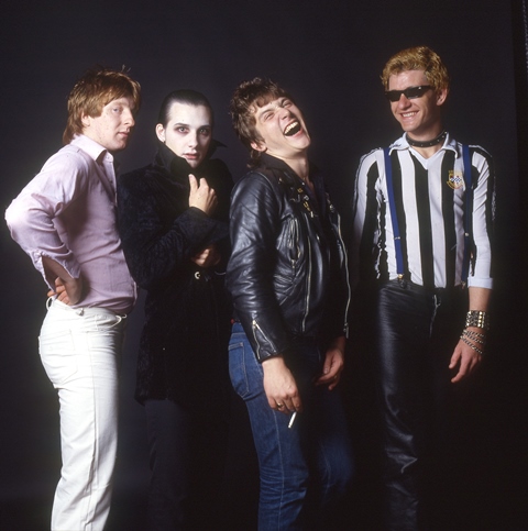 October 1979. Smash It Up is just out, and a happy @thedamned pose for promo shots for their label Chiswick Records (now @AceRecordsLtd). Unused in my @OmnibusPress book Smashing It Up: A Decade Of Chaos With The Damned: omnibuspress.com/products/smash…