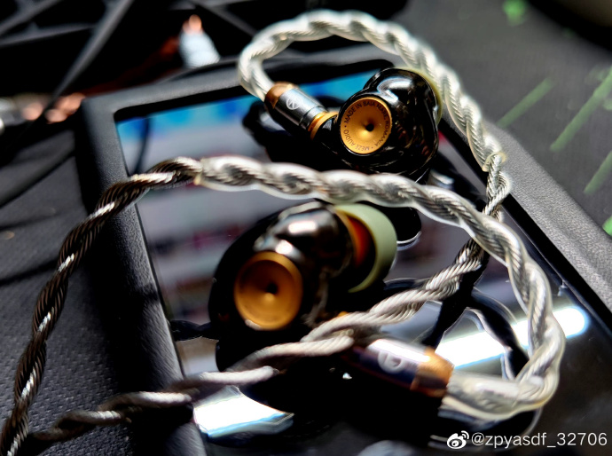 ddhifi_com's tweet photo. Photo Sharing - Meze Audio Advar +ddHiFi BC130A Sliver (Air Nyx) Earphone Cable + ddHiFi ST35 Silicone Eartips 😘

#ddHiFi #Nyx #ST35 https://t.co/wwpQY6KgWI