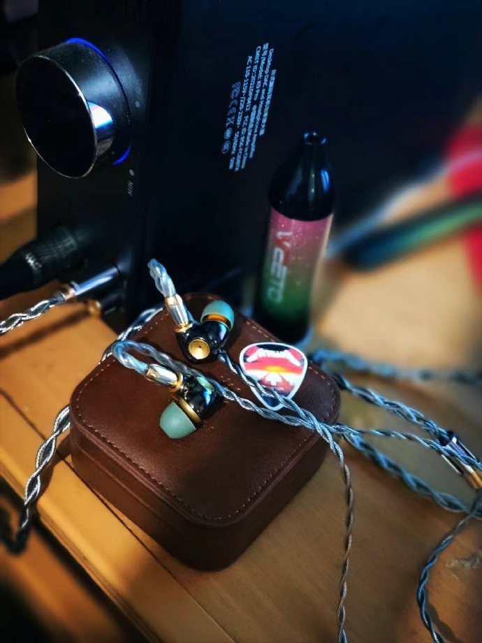 ddhifi_com's tweet photo. Photo Sharing - Meze Audio Advar +ddHiFi BC130A Sliver (Air Nyx) Earphone Cable + ddHiFi ST35 Silicone Eartips 😘

#ddHiFi #Nyx #ST35 https://t.co/wwpQY6KgWI