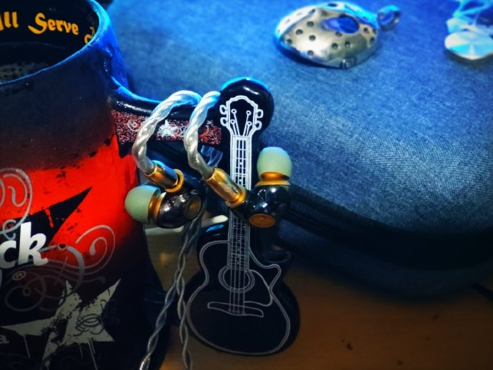 ddhifi_com's tweet photo. Photo Sharing - Meze Audio Advar +ddHiFi BC130A Sliver (Air Nyx) Earphone Cable + ddHiFi ST35 Silicone Eartips 😘

#ddHiFi #Nyx #ST35 https://t.co/wwpQY6KgWI