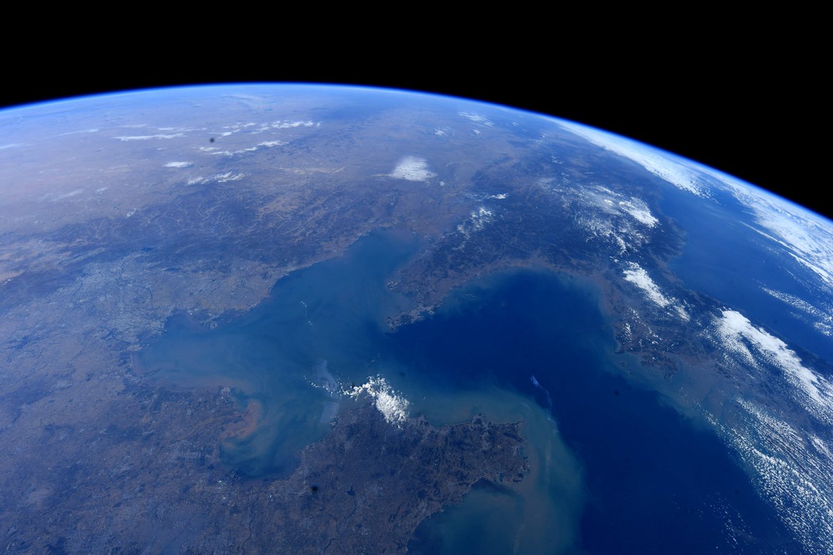 AstroSamantha's tweet photo. 仰观宇宙之大，俯察品类之盛，所以游目骋怀，足以极视听之娱，信可乐也。
Mirando in alto scorgo l’immensità del cosmo, chinando il capo scruto la moltitudine del mondo.  
Lo sguardo vola, il cuor s’espande, dei sensi al culmine la gioia giunge, e in vero è questa la felicità. https://t.co/0e7cMWshle