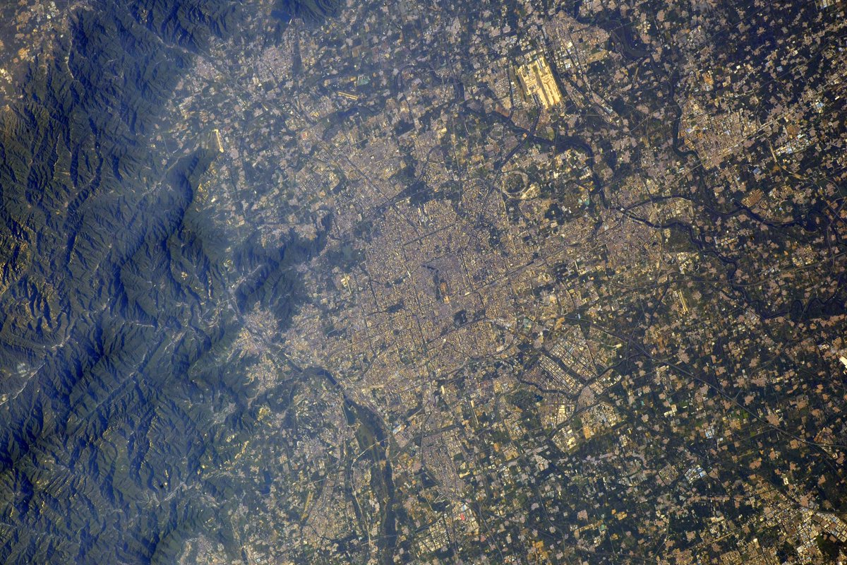 AstroSamantha's tweet photo. 仰观宇宙之大，俯察品类之盛，所以游目骋怀，足以极视听之娱，信可乐也。
Mirando in alto scorgo l’immensità del cosmo, chinando il capo scruto la moltitudine del mondo.  
Lo sguardo vola, il cuor s’espande, dei sensi al culmine la gioia giunge, e in vero è questa la felicità. https://t.co/0e7cMWshle