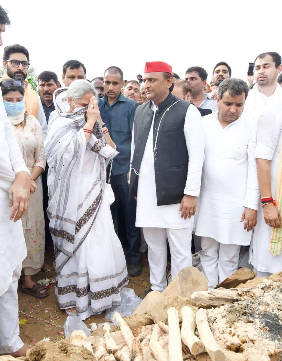 <a href="/yadavakhilesh/">Akhilesh Yadav</a> वीर सावरकर जी कहा था की एक दिन ऐसा भी आएगा,जब हिन्दू संगठित होंगे,तब हिन्दू वोटों के लिए नेता अपने कोट के ऊपर जनेऊ धारण करेंगें....  
वीर सावरकर