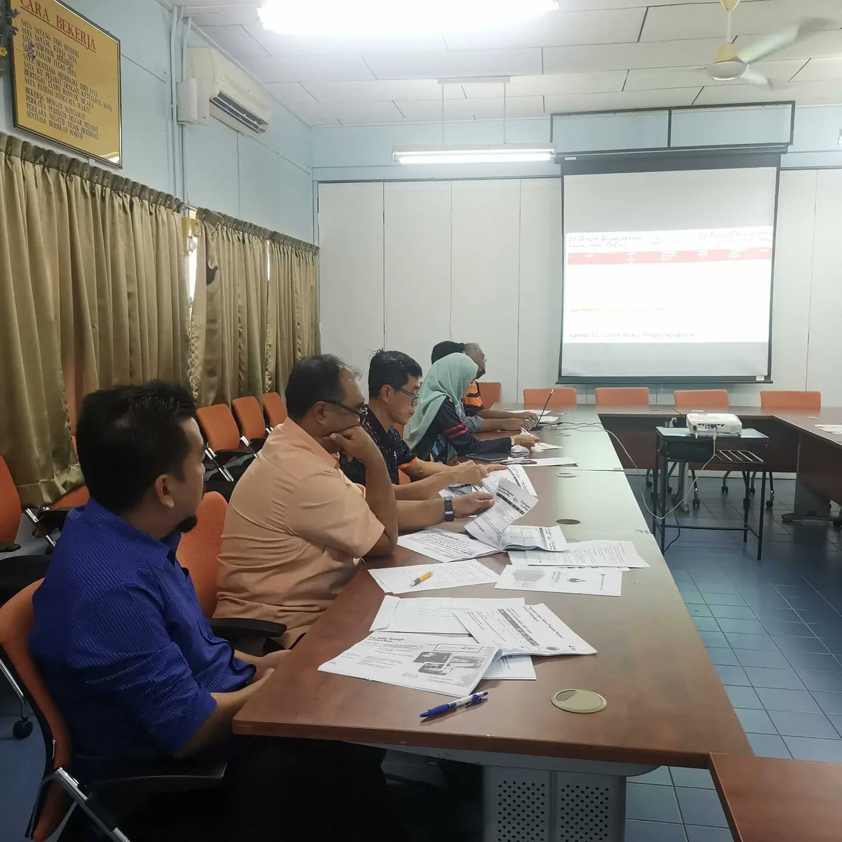 mikenakemane's tweet photo. LARKIN, 12 Oktober 2022 - Sedang berlangsung Mesyuarat Penyelarasan Sukan PARA SUKMA XX MSN 2022 bagi KONTINJEN PARA JOHOR telah dipengerusikan oleh Yang Berusaha Tuan Shamsuhaime bin Basir, Pengarah Jabatan Belia dan Sukan Negeri Johor https://t.co/EeTfkP4ZFY