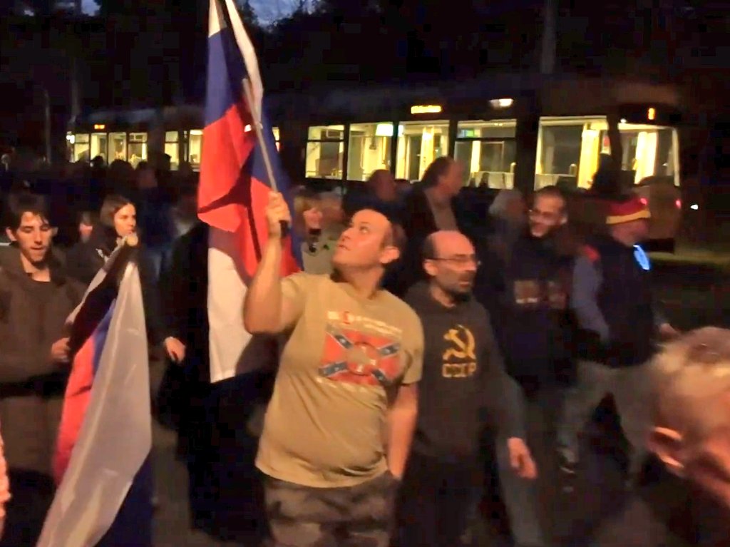 prtsn161's tweet photo. Geht es noch absurder? Konföderierten Flagge mit rassistischer Ku-Klux-Klan Symbolik und Rußlandfahne. Der Kumpel daneben mit kommunistischen Insignien und der russischen Bezeichnung für die UDSSR. Montagsnazis in #Gera 🤦🏽‍♂️ #g1010 Screenshot: YouTube https://t.co/KD33mQ9WZg