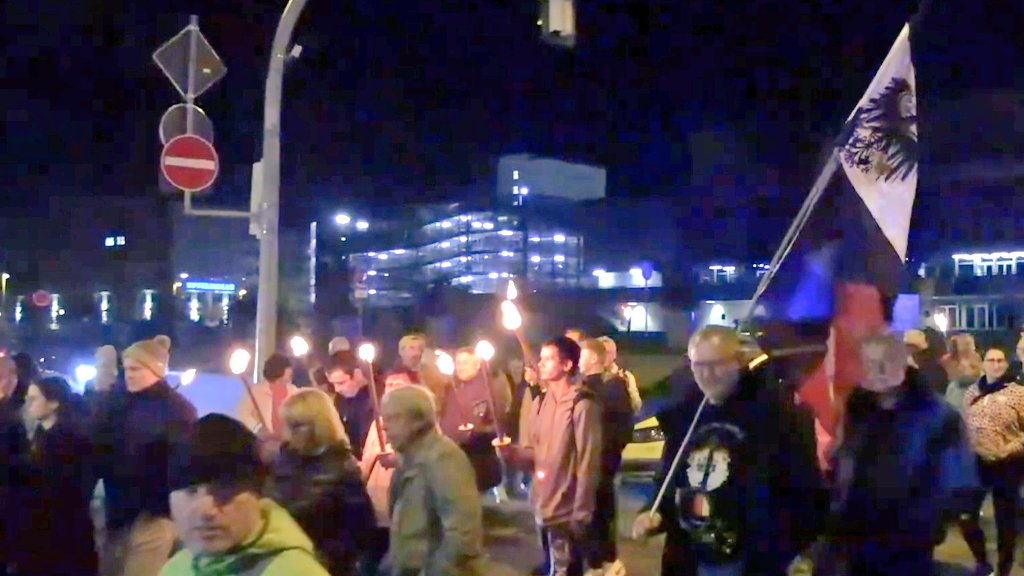 prtsn161's tweet photo. und sonst so....? Ekelhafter Nazi-Fackelmarsch 🤮 wir haben euch zum kotzen satt!!! #Gera #g1010 Screenshot: YouTube https://t.co/V036rsAq8d