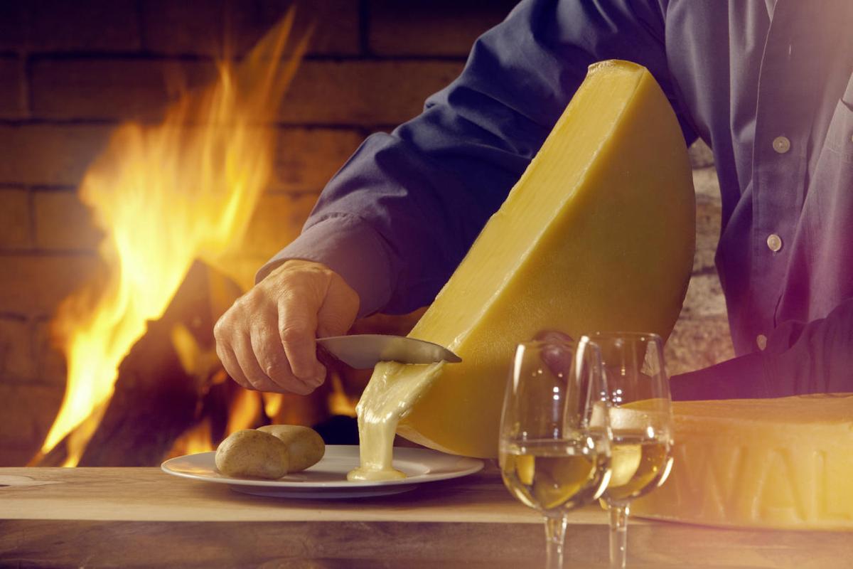 RaclettePolizei's tweet photo. @Kolkrabin @lesoir Alles andere ist bloss geschmolzener Käse. 🤷‍♂️
#DontCallitRaclette https://t.co/iA4IThDFmg