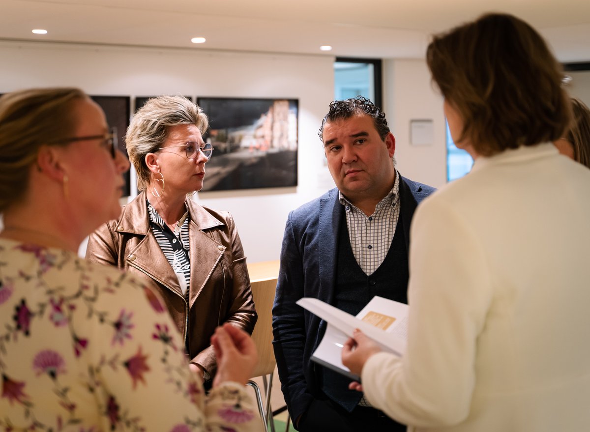 Ouders zoeken vaak naar de juiste combinatie tussen werk en zorgen voor het gezin. Mooi dat Stichting Voor Werkende Ouders, @NCJ_tweets en WIJ media onderzoek hebben gedaan naar de uitdagingen van gezinnen en dit hebben gebundeld in de eerste Nederlandse Staat van het Gezin. 1/2