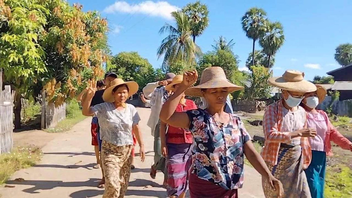 MizzimaNews's tweet photo. ရွာပေါင်းစုံ သပိတ် ၅၈၀ ရက်မြောက် ချီတက်ဆန္ဒပြ

#Mizzima #လူထုသပိတ်စစ်ကြောင်း
#AcceptNUG #ယင်းမာပင်မြို့နယ်
#စစ်ကိုင်းတိုင်း https://t.co/ce9KEikuEQ