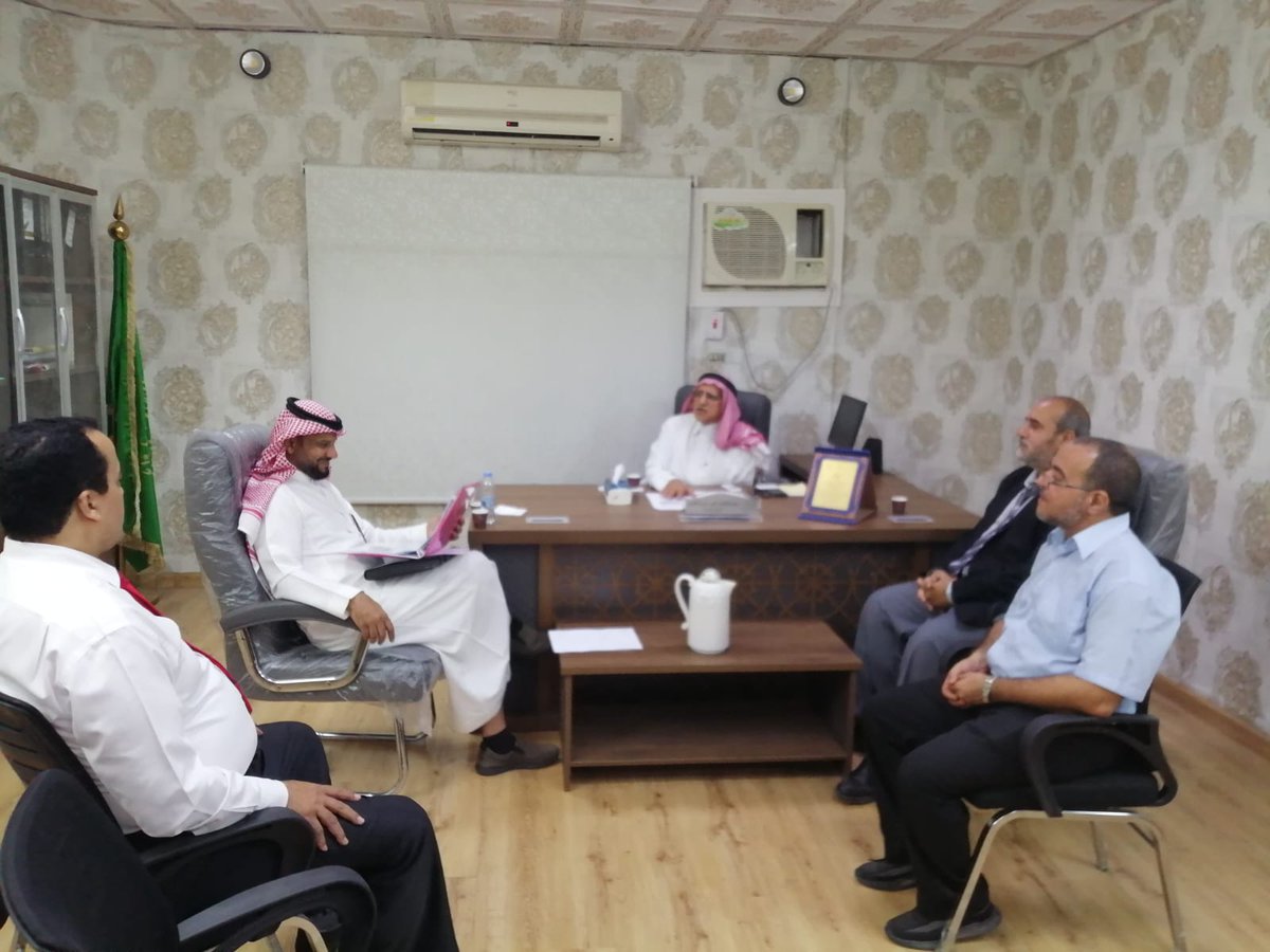 Manhal_School's tweet photo. تشرفت ثانوية المنهل الثقافي يوم الأحد 13/3/1444 بزيارة مشرف الفيزياء الأستاذ /عبدالمحسن السريحي من بداية الطابور الصباحي حيث أنه شارك المعلمين تكريمهم وأثنى على المدرسة وقدم نصائح جليلة ساعدت على تقديم مستوى متميز فله منا كل الشكر والتقدير. https://t.co/7XMYpB6PaE
