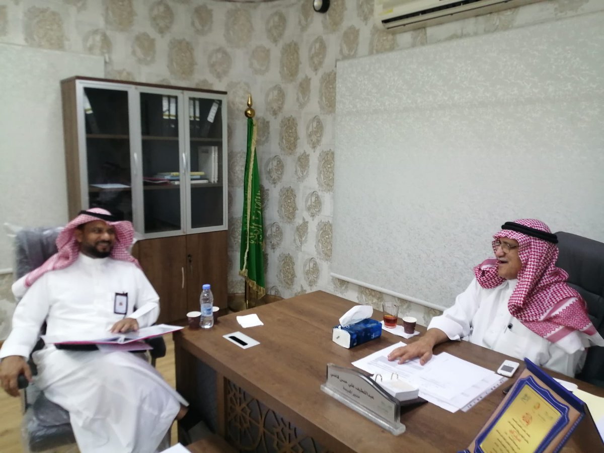 Manhal_School's tweet photo. تشرفت ثانوية المنهل الثقافي يوم الأحد 13/3/1444 بزيارة مشرف الفيزياء الأستاذ /عبدالمحسن السريحي من بداية الطابور الصباحي حيث أنه شارك المعلمين تكريمهم وأثنى على المدرسة وقدم نصائح جليلة ساعدت على تقديم مستوى متميز فله منا كل الشكر والتقدير. https://t.co/7XMYpB6PaE