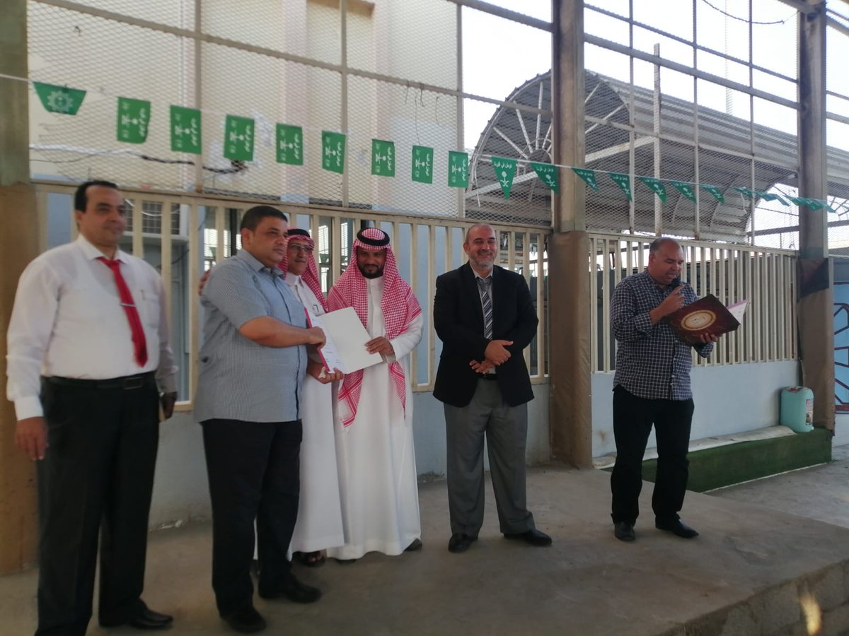 Manhal_School's tweet photo. تشرفت ثانوية المنهل الثقافي يوم الأحد 13/3/1444 بزيارة مشرف الفيزياء الأستاذ /عبدالمحسن السريحي من بداية الطابور الصباحي حيث أنه شارك المعلمين تكريمهم وأثنى على المدرسة وقدم نصائح جليلة ساعدت على تقديم مستوى متميز فله منا كل الشكر والتقدير. https://t.co/7XMYpB6PaE