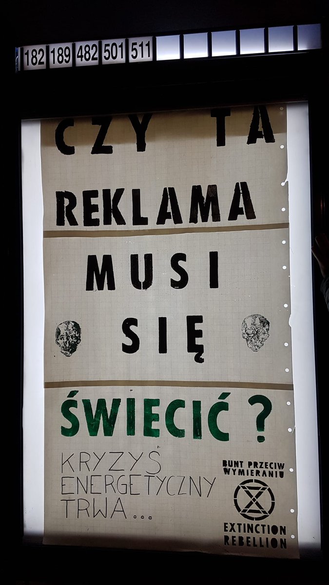 XRPolska's tweet photo. Taki plakat pojawił się w tajemniczych okolicznościach na jednym z przystanków w Krakowie. Popieramy! https://t.co/LKOUk4r4Cd