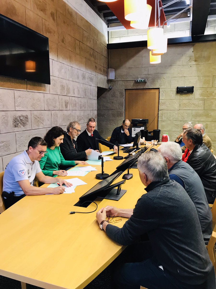 PR_Brive's tweet photo. Signature d’une convention associant le parquet de Brive et @ProcureurTulle le DDSP le colonel du GGD19 le #CDOM 19 et 11 médecins retraités volontaires pour les levées de corps

▶️ Favoriser le bon déroulement des enquêtes

▶️ Garantir le respect dû aux familles en cas de décès https://t.co/BoseyagInY