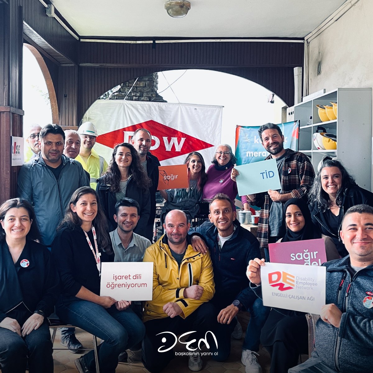 23 ve 26 Eylül 2022’de #dow Türkiye ile Dilovası ve Gebze tesislerinde bir araya geldik. 54 katılımcı #farkındalık atölyeleri sonrasında demgoodcoffee'de #işaretdili ile kahve siparişi verdi. Farkındalık atölyesinde bir araya gelmek isterseniz bize yazın: info@demdernek.org