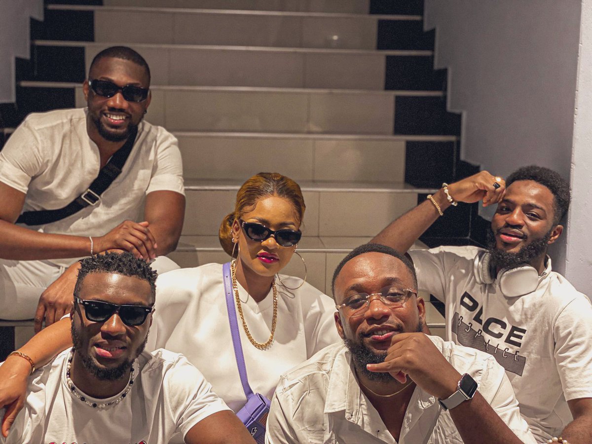 officiallycyph's tweet photo. All shades of white with the geng @khalidahalu @unusualphyna @giddy_fia @Deji_Morafa
#UnusualPhyna #Khalid #giddyfia #CyphTechMachine #Deji https://t.co/ETU0NzKuLH