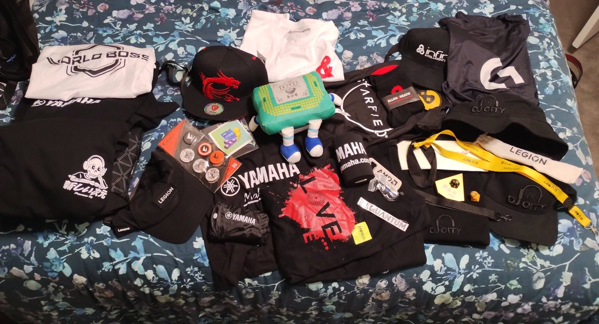 ItsBobsby's tweet photo. Between @PAXAus last weekend and Entech Roadshow today I've scored a ridiculous amount of free loot... https://t.co/2xl2Oyimhf