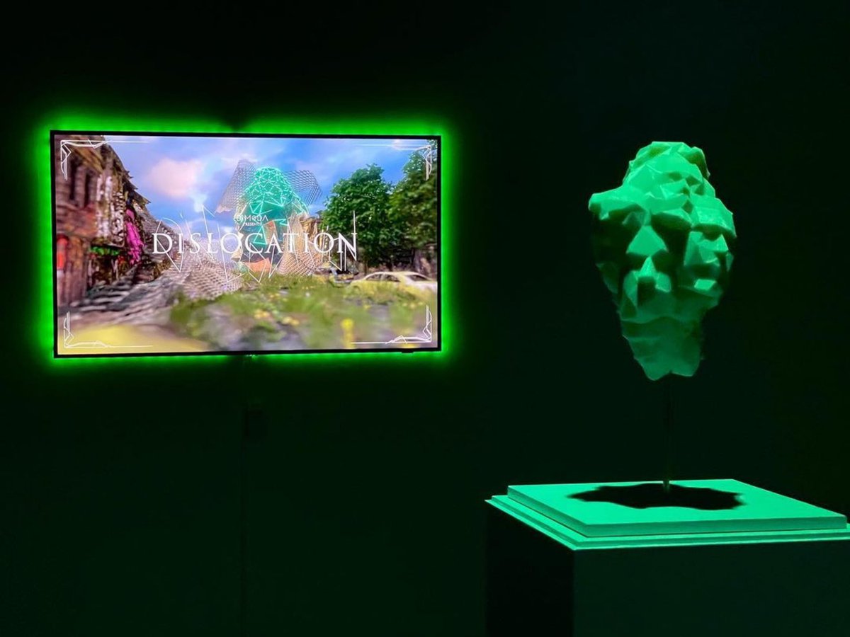 BanzBowinkel's tweet photo. On Oct 6th opened up #DiMoDA: Dis/Location at @bannistergallery in Rhode Island.
Big thanks to Christiane Paul, who curated the show and to @ramwillram @tmvrtx @aymanalousi for the fantastic VR exhibition space and 3D sculpture! https://t.co/x4vMQHVrCG