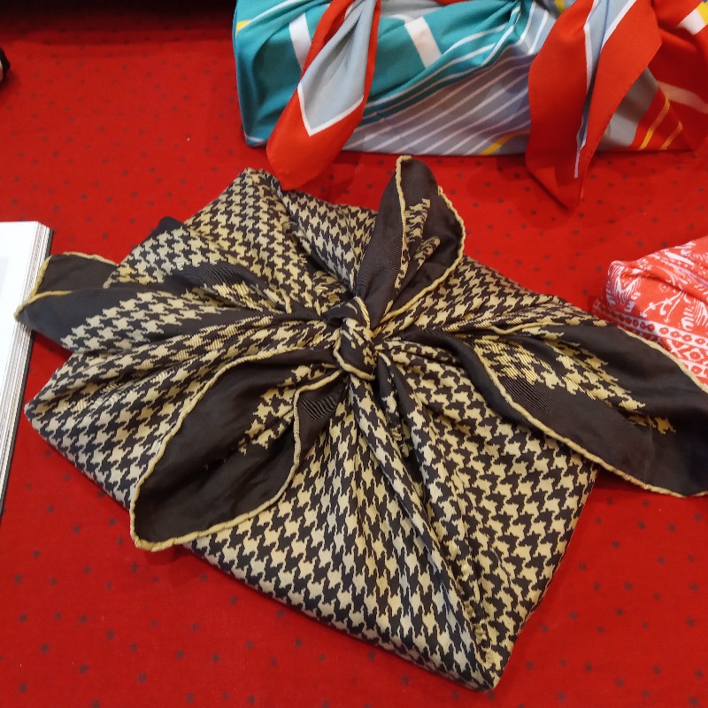RecycleDevon's tweet photo. Got an old scarf that's no longer your style?  Use it for gift wrap! Using old scarves &amp; fabric is a great way to wrap gifts which can be used over &amp; over again.
Pledge to #SaveAndReuse for your chance to WIN 1 of 20 stainless steel reusable water bottles! https://t.co/6gROugKB9u https://t.co/ykM0OKC1YL